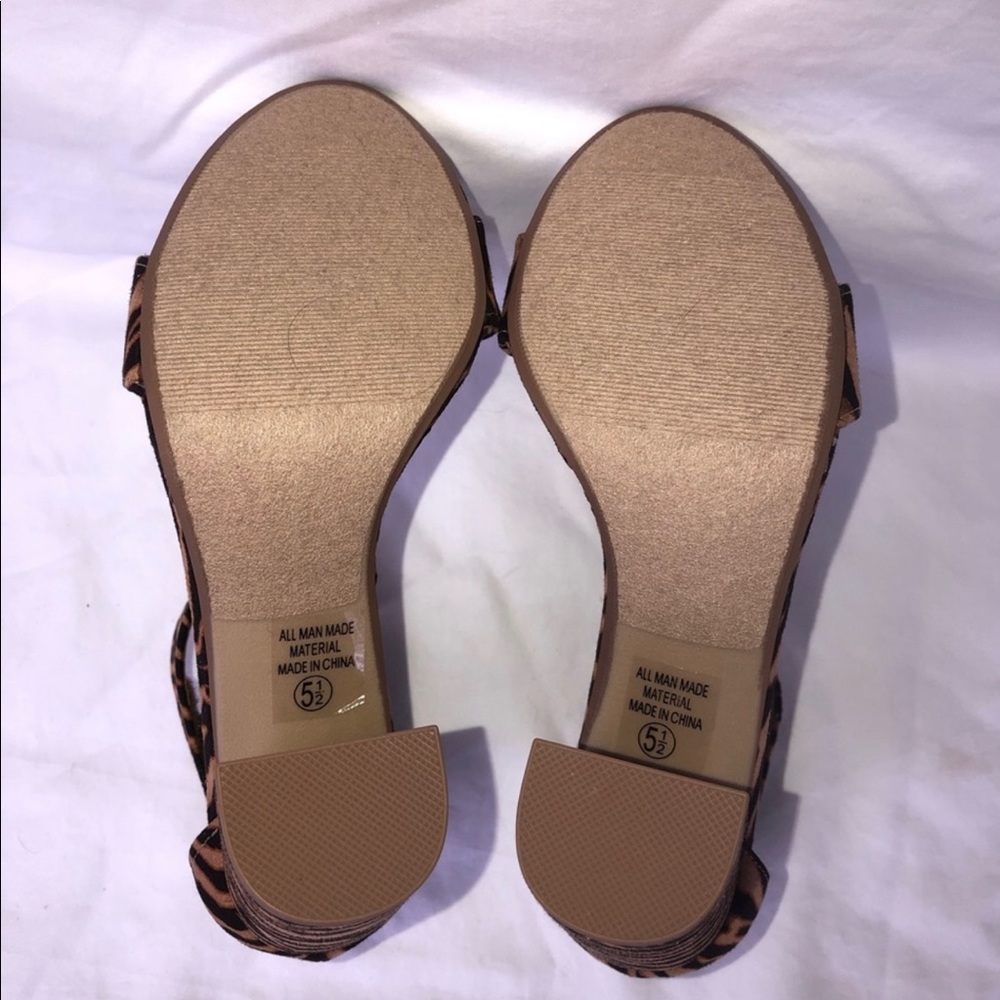 ⬇️💲”D” Tiger Print Block Heels  NWOT - Picture 5 of 10